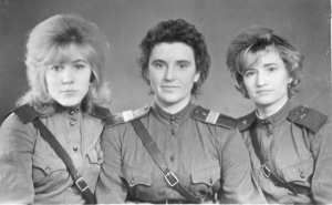 Н. Д. Пономаренко (в центре) начинала трудовую деятельность в воинской части