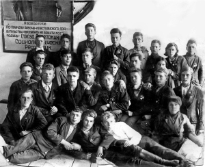 Н. Маркин (во втором ряду третий слева) с одноклассниками. Май 1940 г.
