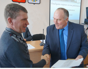 А. Н. Литвиненко принимает поздравления от главы администрации района С. Л. Ермакова