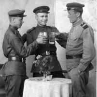 И. Н. Соловиченко (в центре) с однополчанами в Германии