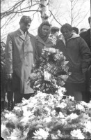 Н. П. Чернобай и М. П. Соколов на могиле отца. 1975 г.