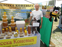 Б. А. Конев - один из опытных пчеловодов - в своем павильоне на празднике, посвященном юбилею района