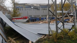 Крыша с училища № 35 упала на территорию подстанции "Западная". Фото: предоставлено МРСК Сибири.