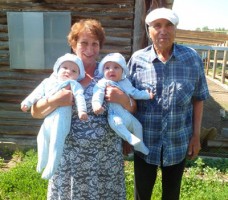 Супруги Бондаренко с внуками