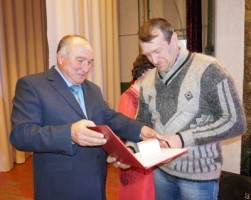 Поздравление от главы администрации района С. Л. Ермакова принимает Ю. Н. Галушкин