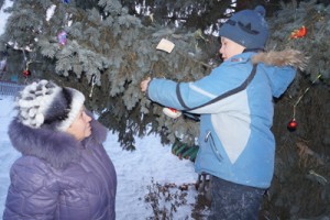 О. И. Яковлева с внуком Денисом наряжают елку к празднику