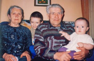 Супруги Нагайцевы с правнуками Арсением и Егором