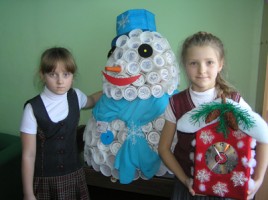 Соня Игошина со снеговиком и Аня Феденева с часами