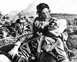 Санинструктор оказывает помощь бойцу. 1942 год.