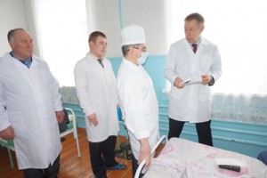 Н. Ф. Герасименко беседует с хирургом К. Ш. Тагиевым
