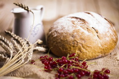 Сегодня нужно задобрить домового — угостить хлебом и молоком (Фото: Sebastian Duda, Shutterstock)