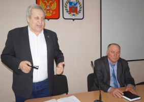 В. И. Соловиченко выступает перед земляками