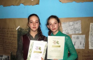 Участницы конкурса Дарина Евдокимова  (НСШ) и Настя Стукалова (ЛСШ)