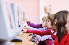 Информационные технологии уже шагнули и в школы (Фото: Benis Arapovic, Shutterstock) 