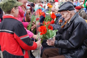 В День Победы всем ветеранам в подарок - живые цветы