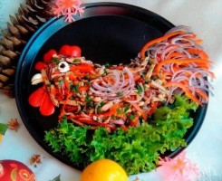 «Забавный петушок», «Цыпленок», «Цыпочка» - подборка вкусных салатов для новогоднего стола