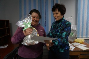 Л. Л. Гончарова вручает подарок И. А. Ахмедовой
