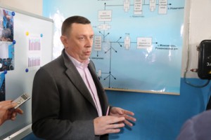 Н. Н. Несветайлов, гендиректор АО "Алтайское управление водопроводов", проводит экскурсию