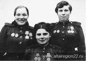 Александра Белякова с боевыми подругами