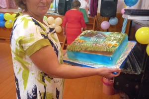 А. Воликова испекла большой торт для земляков.