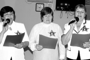 Коммунисты из Десятилетки (слева направо) В. Аникаева, Т. Селезнева и В. Кишкина