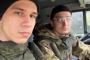 Роман Запольский (слева) с боевым товарищем Иваном Гаевским. Апрель 2022 года, ДНР.