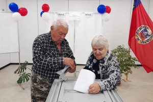 семейная пара врачей Прищепа Михаил Иванович и Нина Константиновна. Супруги всегда голосуют активно и приходят на участок в праздничном настроении.