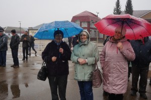 Несмотря на непогоду, люди собрались на площади