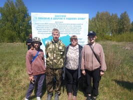 Представители команды Павловского филиала Солоновской СОШ со своим руководителем